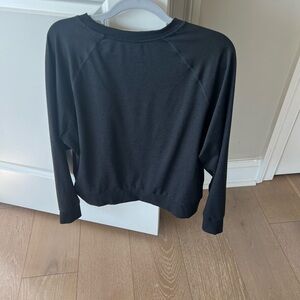 Vuori women’s Black Crewneck Pullover